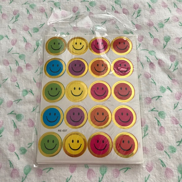 NEW 200 Pcs 10 Sheets Round Smiley Face Sticker Set - Picture 2 of 2